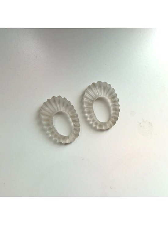 Vintage Jewelry - Frosted Glass or Stone Scalloped Oval Ring Size 5